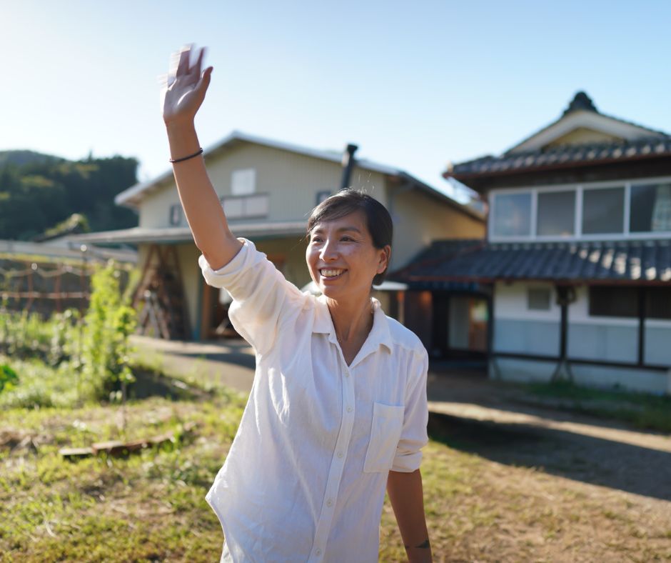 早志享子手を振る